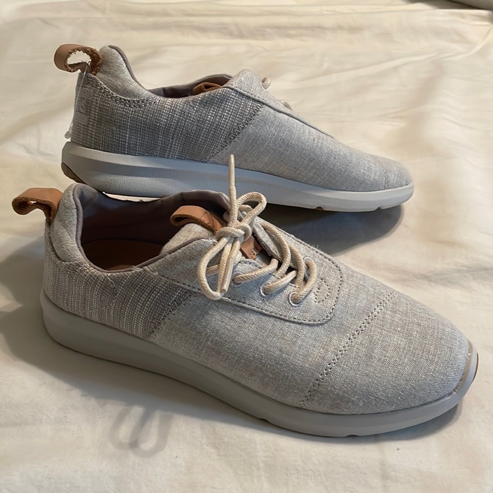 Brand new TOMS!